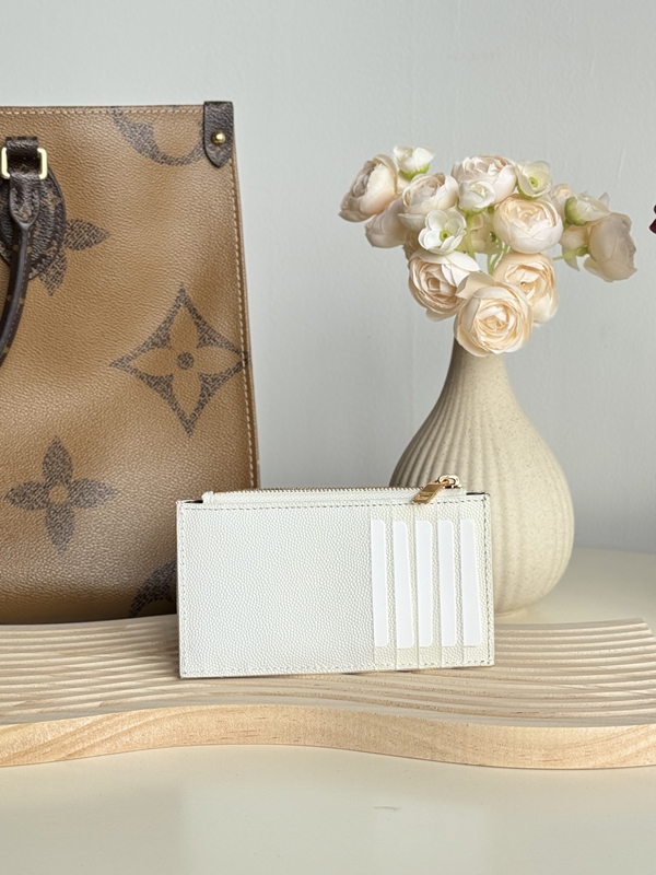 イヴサンローラン財布背面デザイン